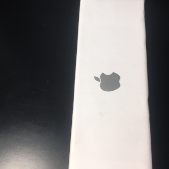 Apple AirPods Gen 1 - Picture 2 of 3